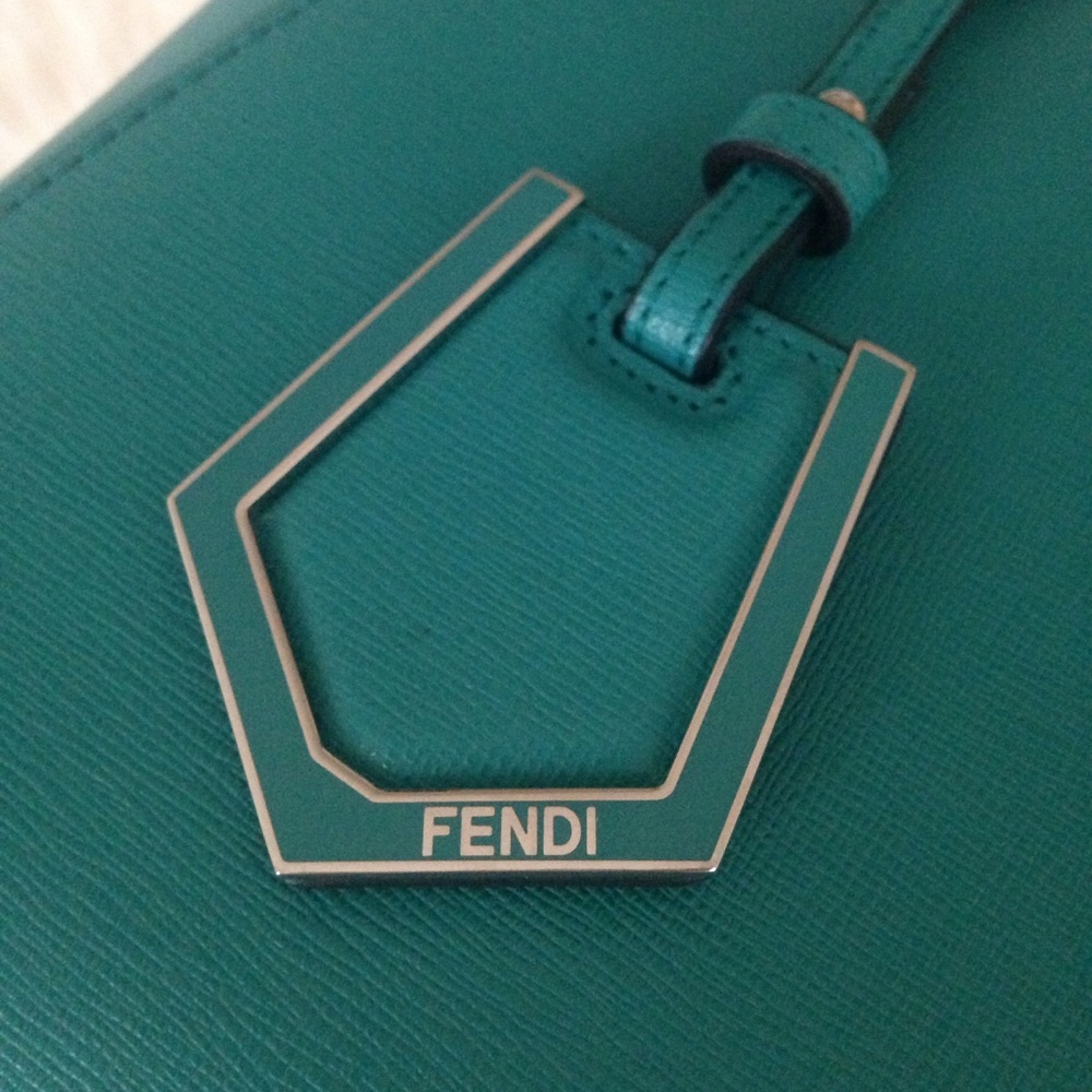 Fendi petit 2jours🌸 - Picture 2 of 16