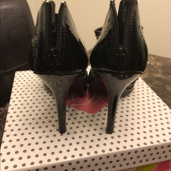 Heels - Picture 3 of 3