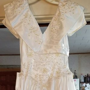 V neck wide shoulder wedding dresd