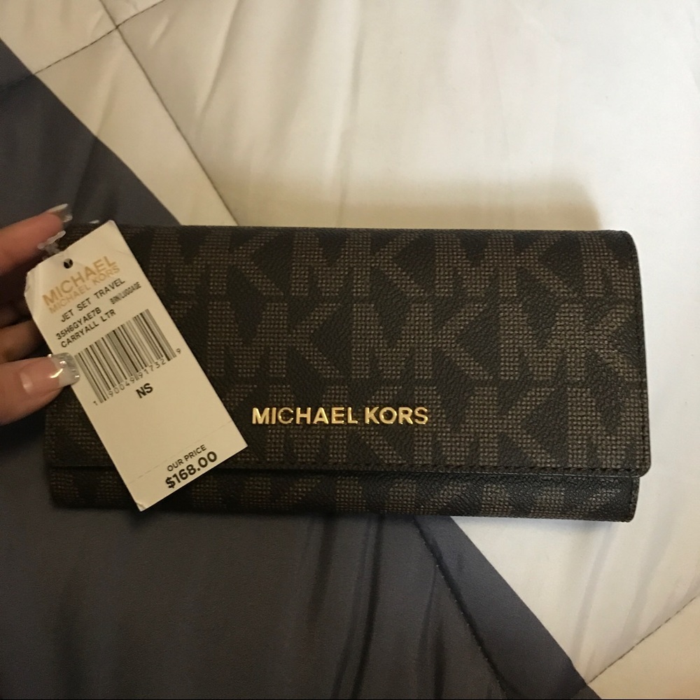 Michael Kors Carry-All Wallet