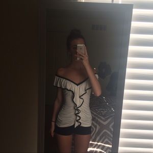 off the shoulder two-way ruffle shirt