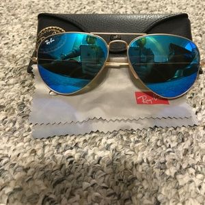 Rayban aviator w/ Blue lens and gold frame.