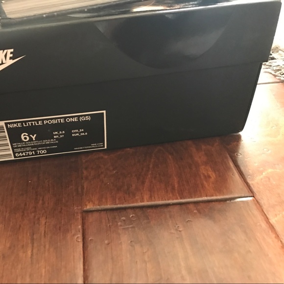 Brand new black & gold Nike little posite size 6y - Picture 4 of 4