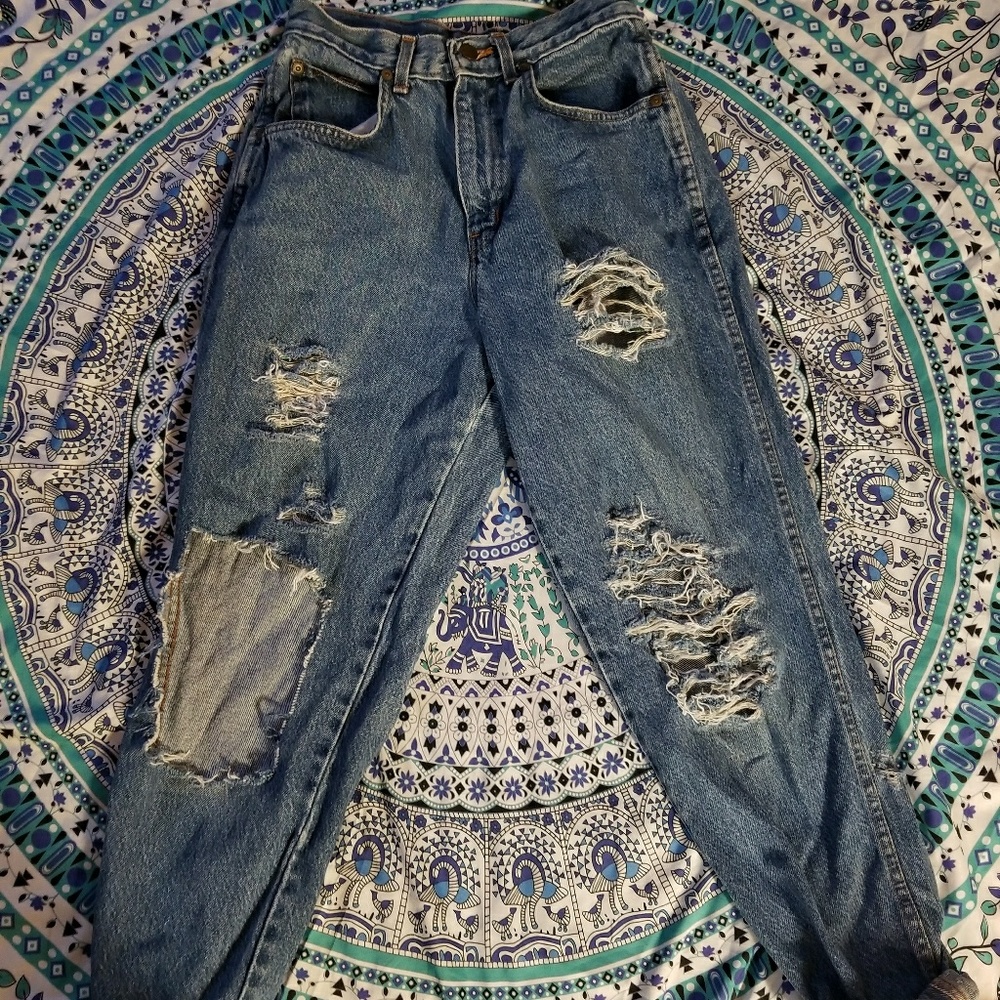 VINTAGE distressed high waist mom jean