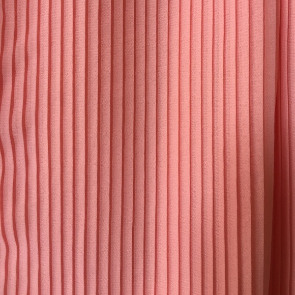 Pink pleated tank top with faux open back detail - Picture 3 of 4