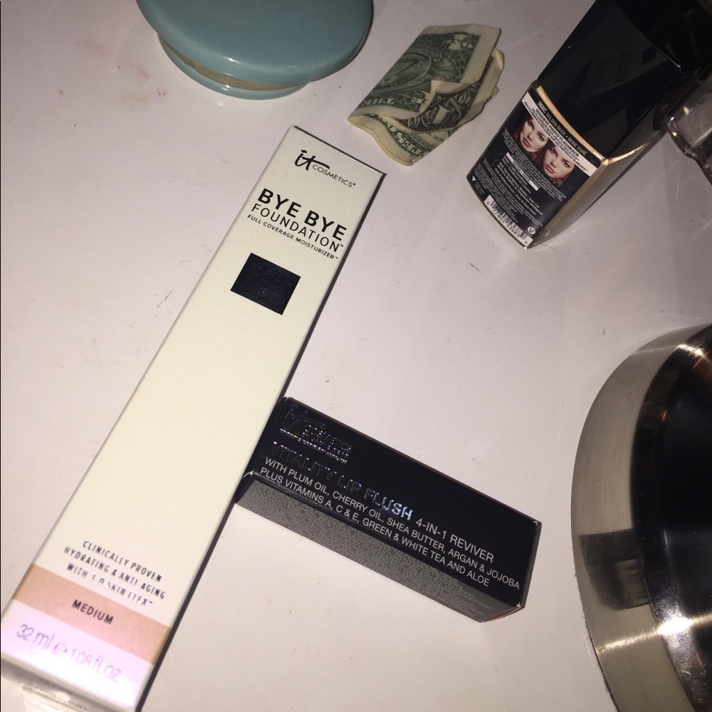 It cosmetics bundle!