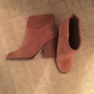 NWOT Arturo Chiang Brown Booties