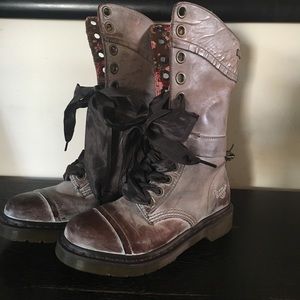 dr martens triumph 1914 brown, floral, ribbon lace