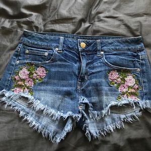 AEO JEAN FLORAL SHORTS