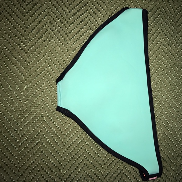 Triangl Bikini (Authentic) - Picture 2 of 8