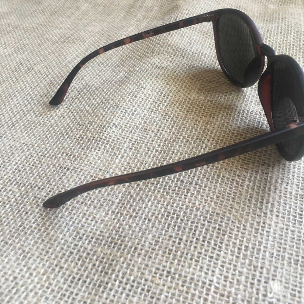 Mirrored Tortoiseshell Cat Eye Sunnies - Picture 4 of 5