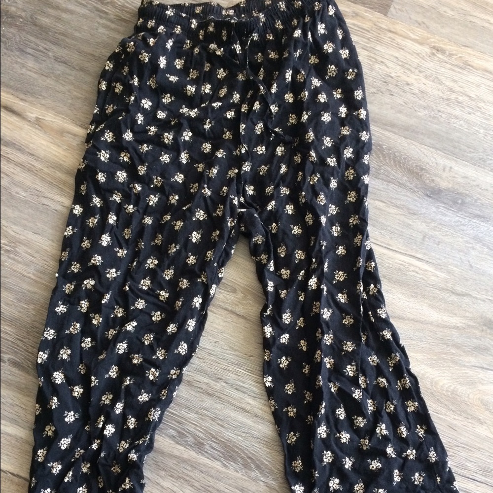 Vintage Sag Harbor loose black floral ankle pants