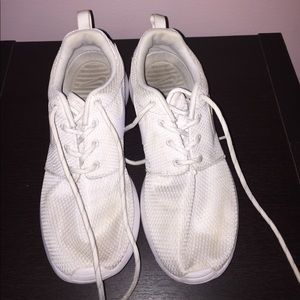 Roshe Nike all white size 7