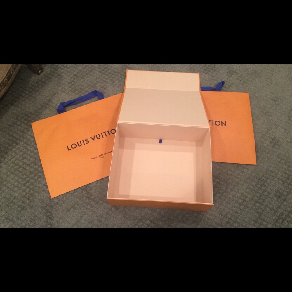 2 Shopping bags Louis Vuitton and box