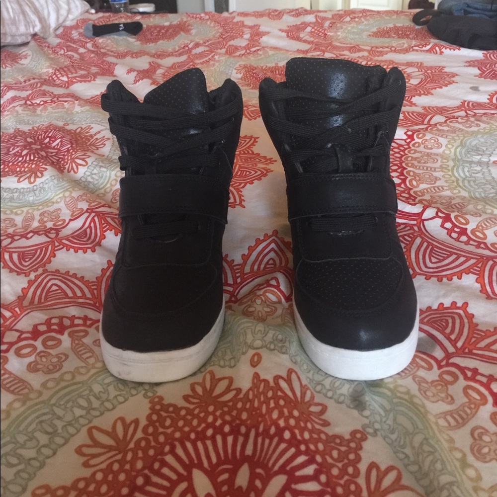 Black wedge sneaker