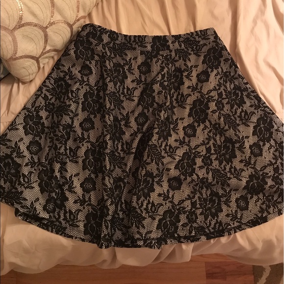 Lace skirt - Picture 1 of 2