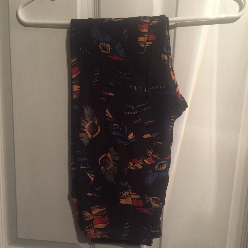 BNWOT OS Lularoe leggings tribal feathers.