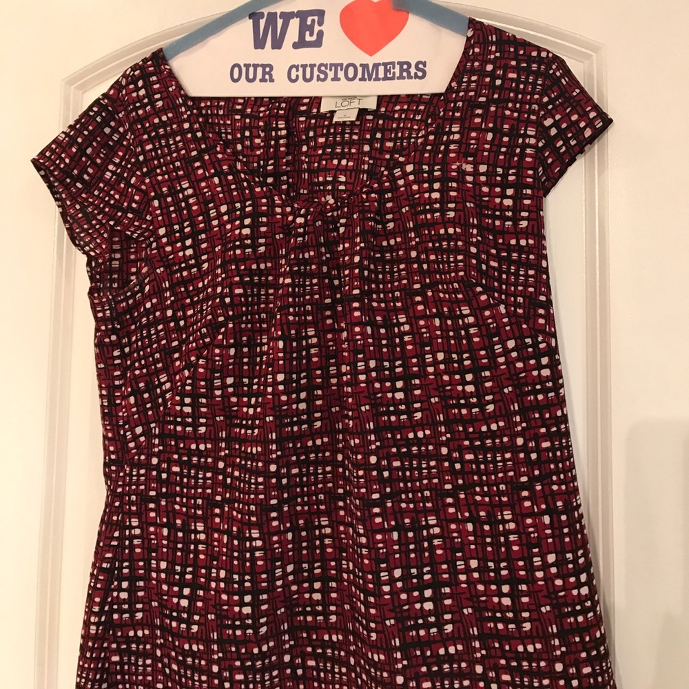 Red pattern short sleeve shirt