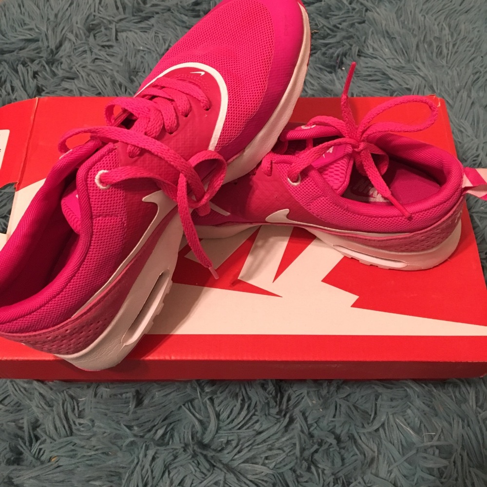 Nike roshe sneakers!