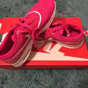 Nike roshe sneakers!