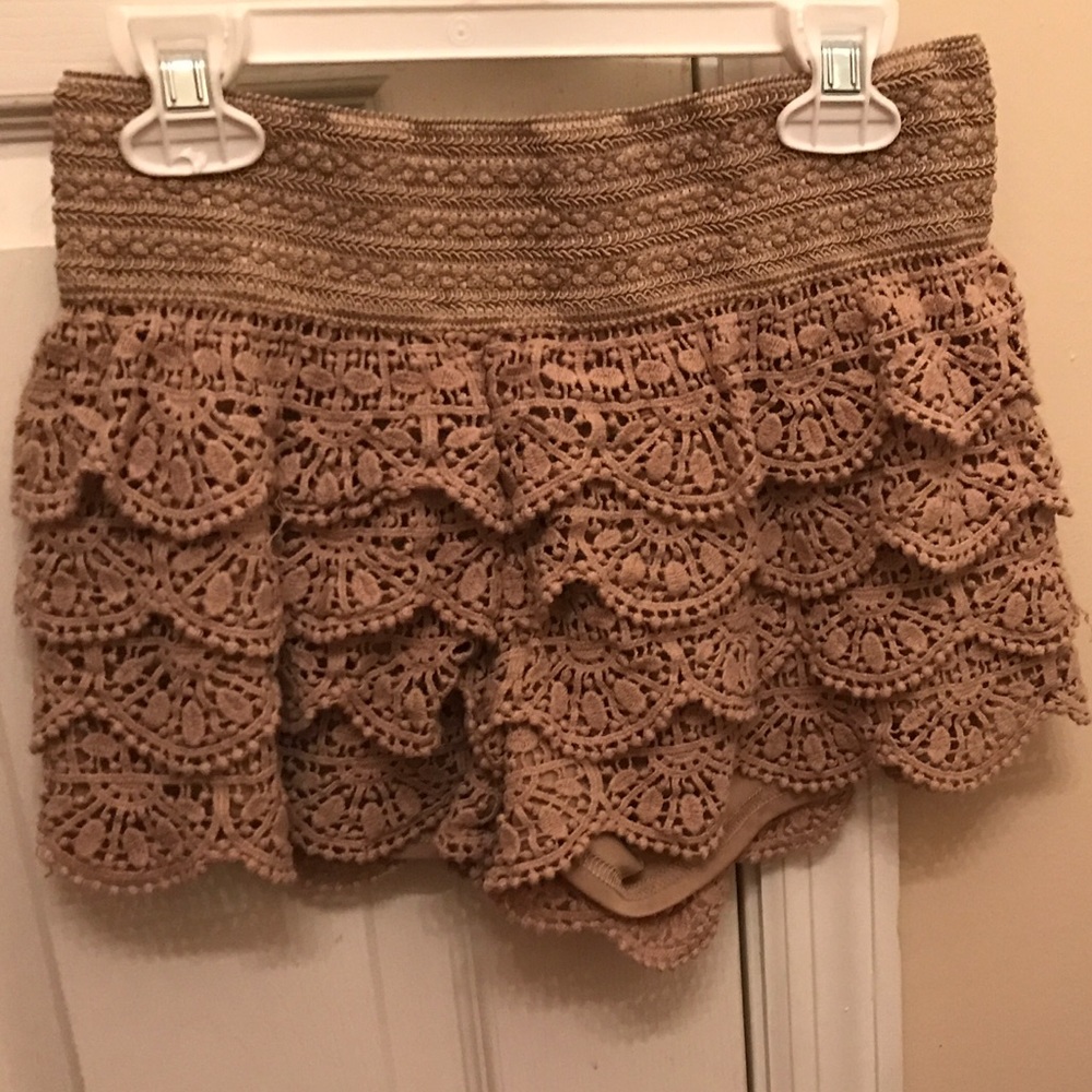 REWIND LACY TAN SHORTS!
