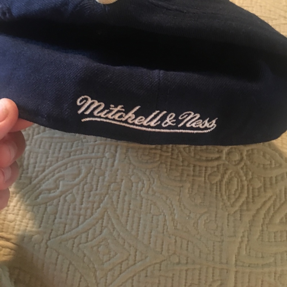 Notre dame hat - Picture 2 of 4