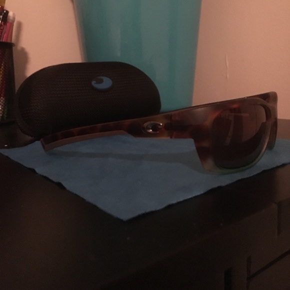 Women's Costa sunglasses with case and cloth. - Picture 2 of 2