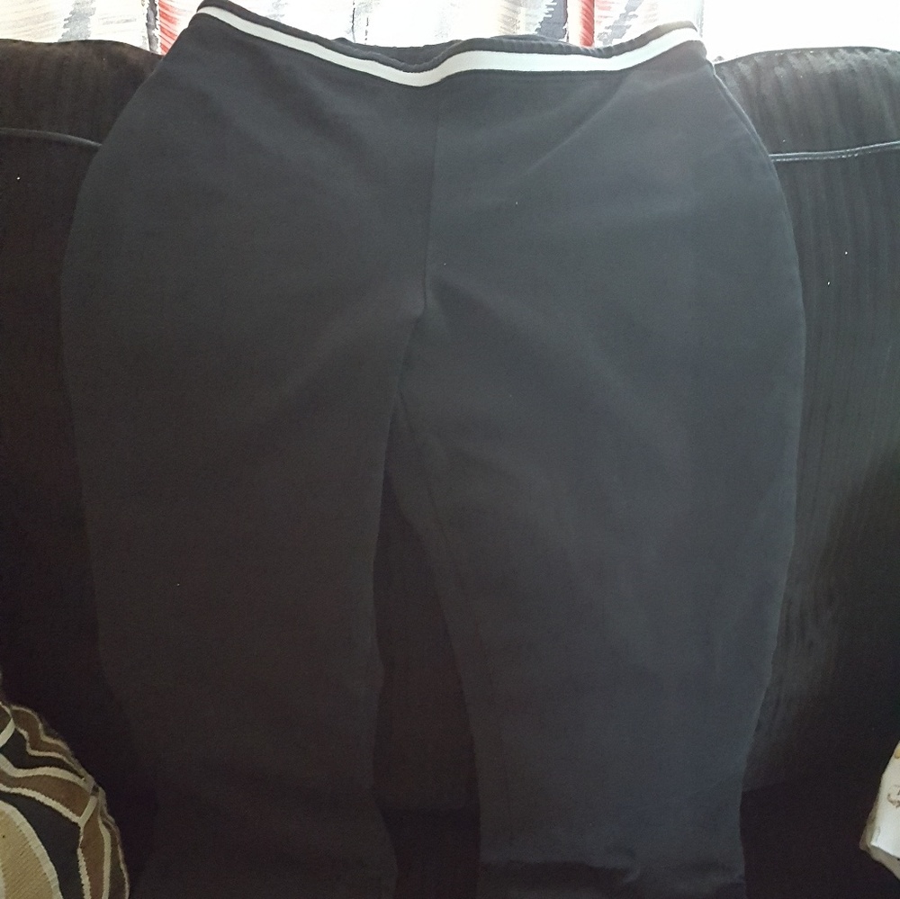 Black Nike cropped workout pants