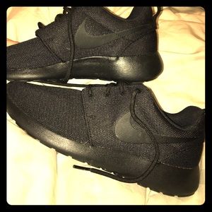 All black nike roshes