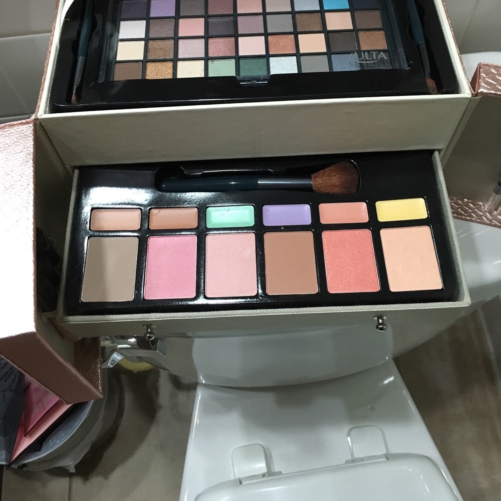 Makeup - Picture 2 of 5