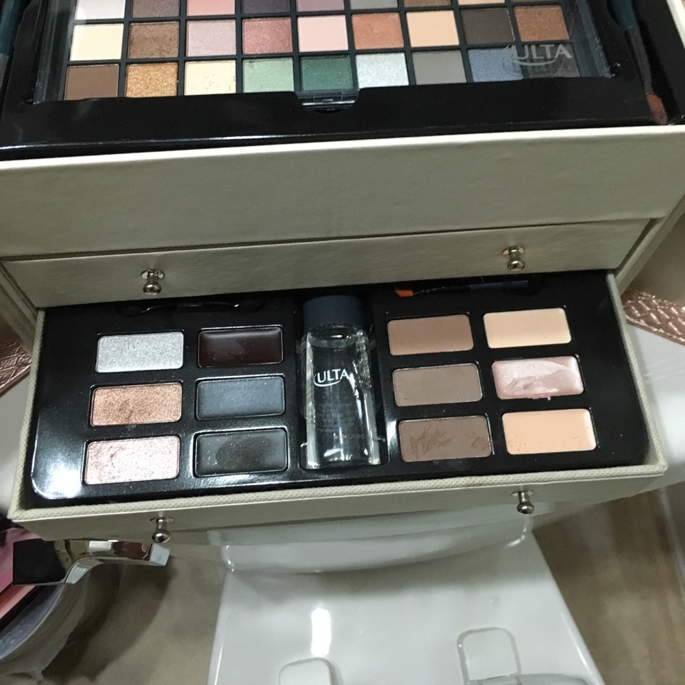 Makeup - Picture 3 of 5