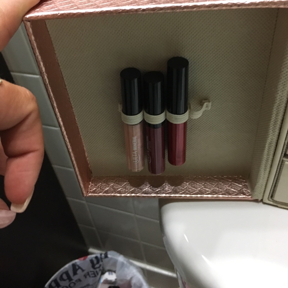 Makeup - Picture 4 of 5