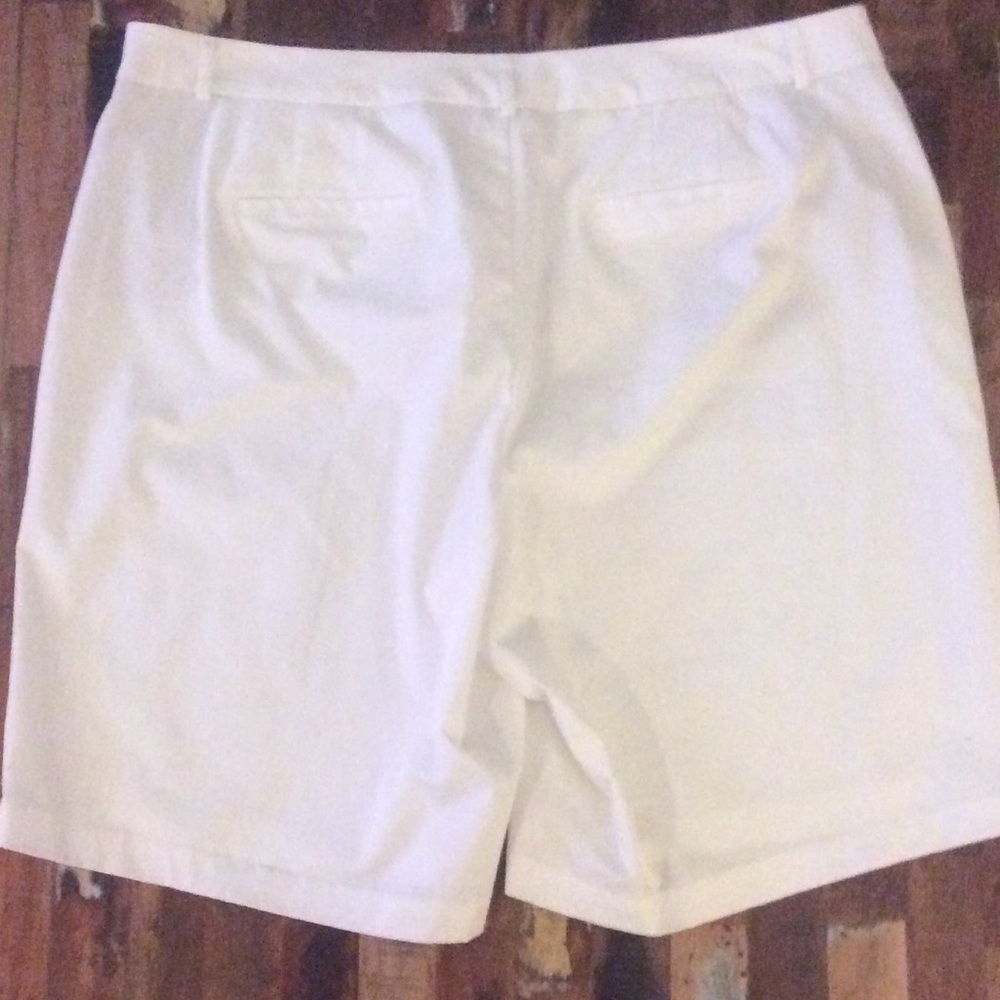Dockers Women White Bermuda/Walking Shorts Sz 22W