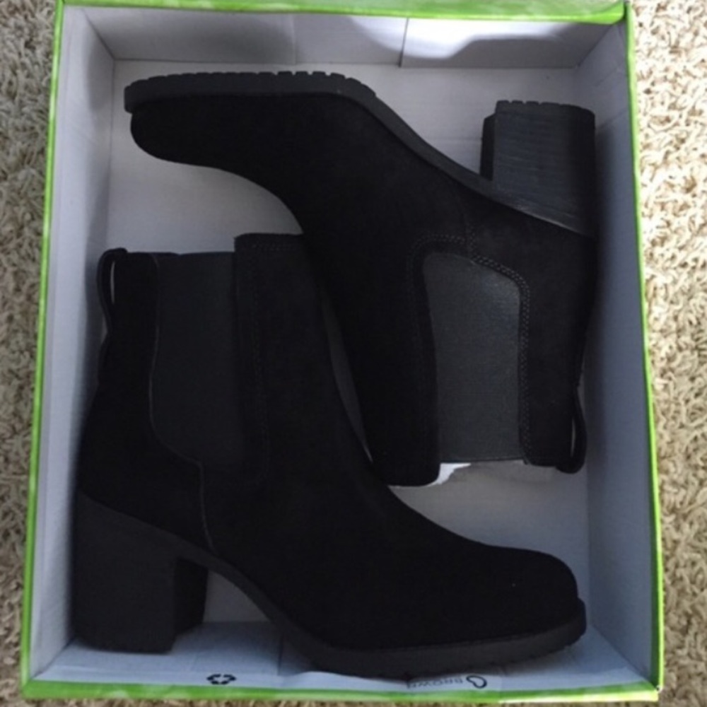 Sam Edelman Hanley Suede Chelsea Boot in black