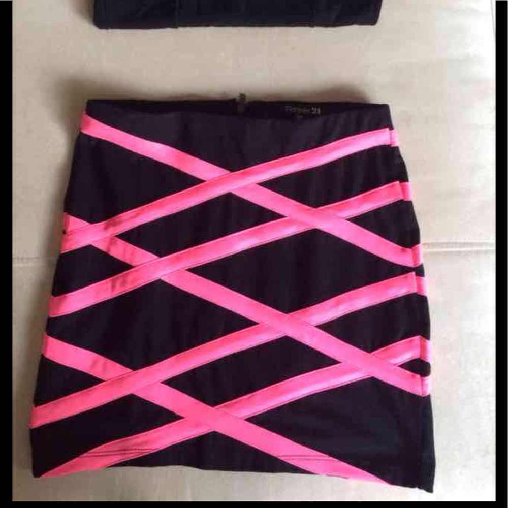 Skirt size small hot pink and black