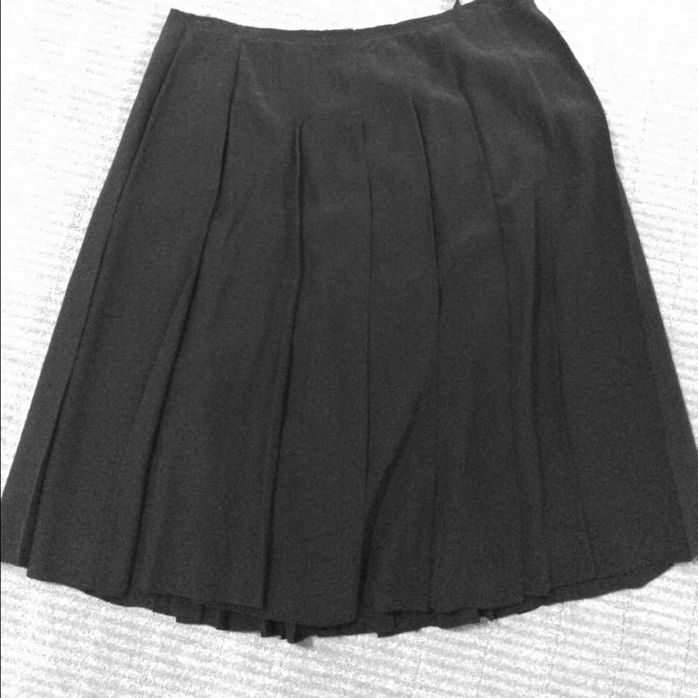 Prada pleated skirt size 38/0 100% silk