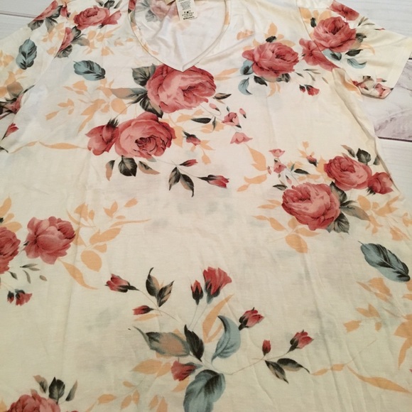 LAST CHANCE Choker neck floral print top - Picture 3 of 5
