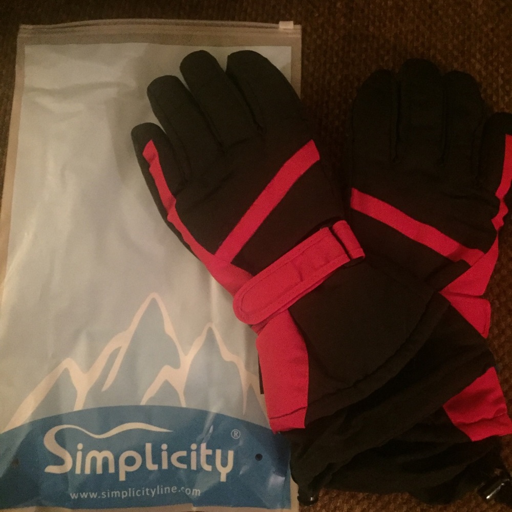 BNWOT Simplicity snow gloves.