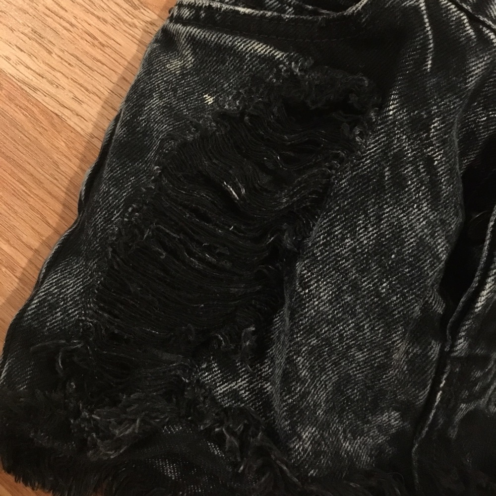 Highwaisted black denim short from Brandy Melville - Picture 2 of 4
