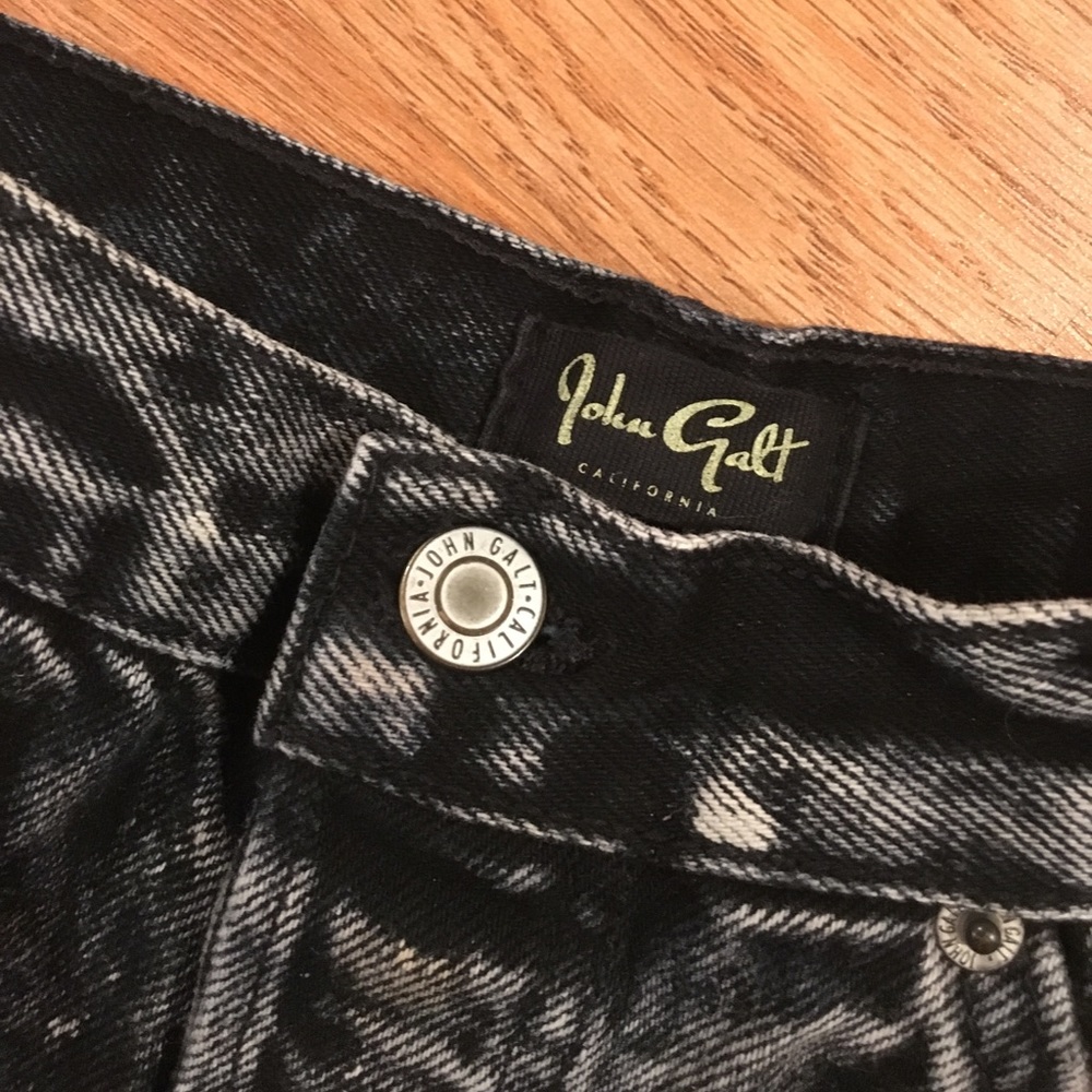 Highwaisted black denim short from Brandy Melville - Picture 3 of 4