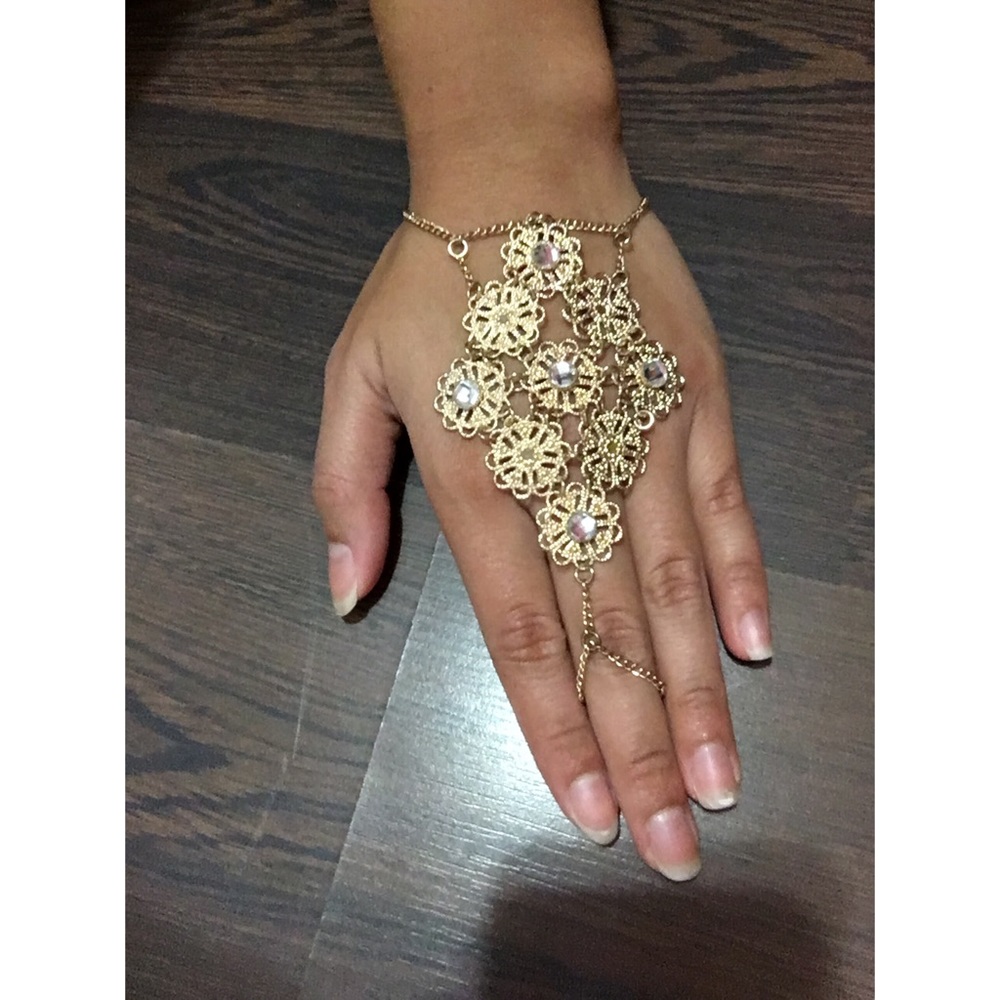 Forever 21. Hand jewelry