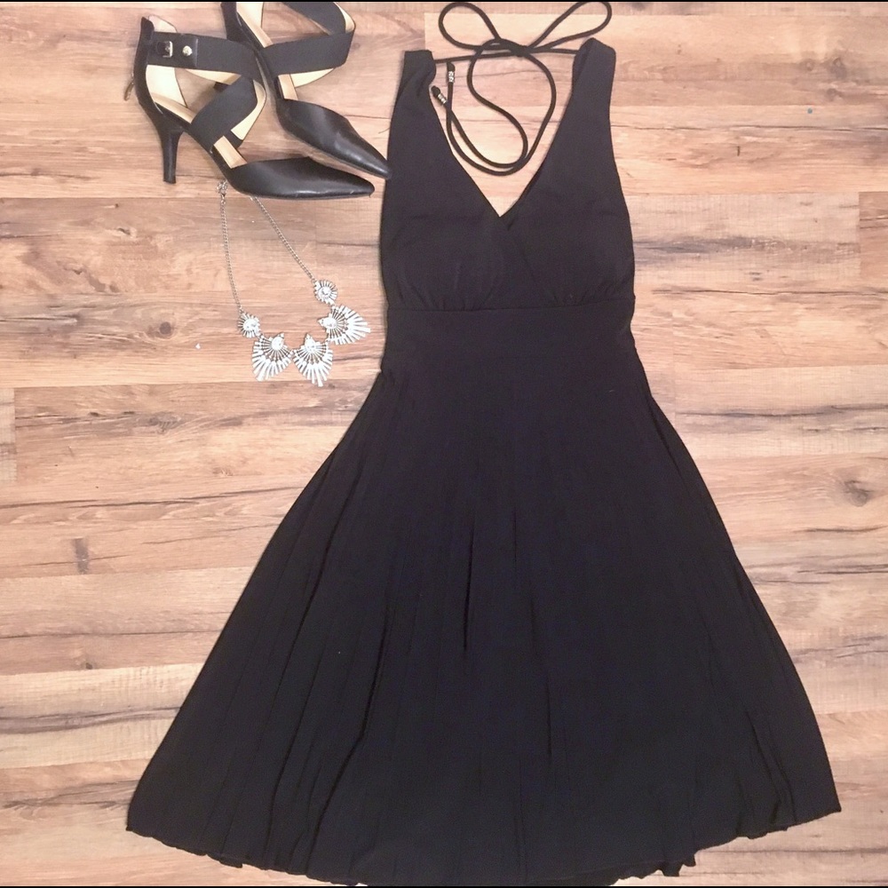 Black Sleeveless Pleated Dress