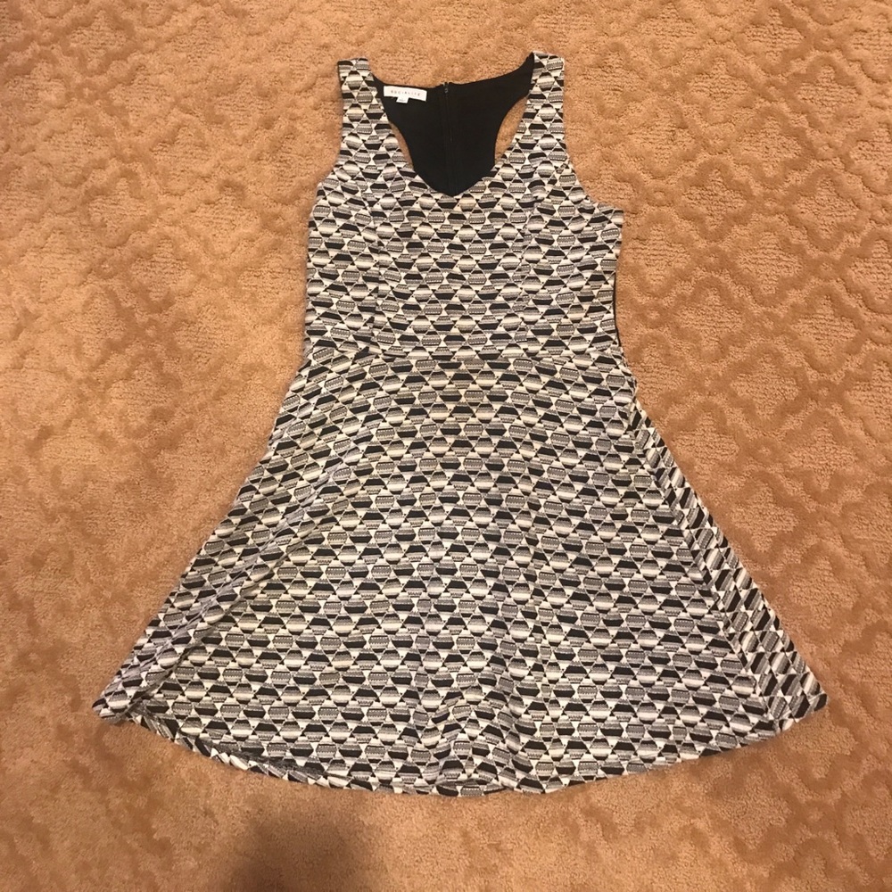 Socialite stretchy black and off white dress