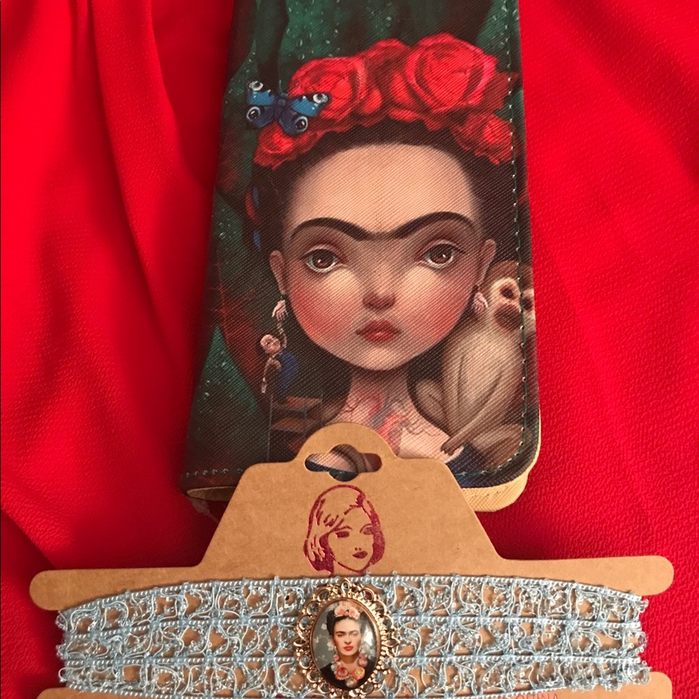 Frida wallet and choker