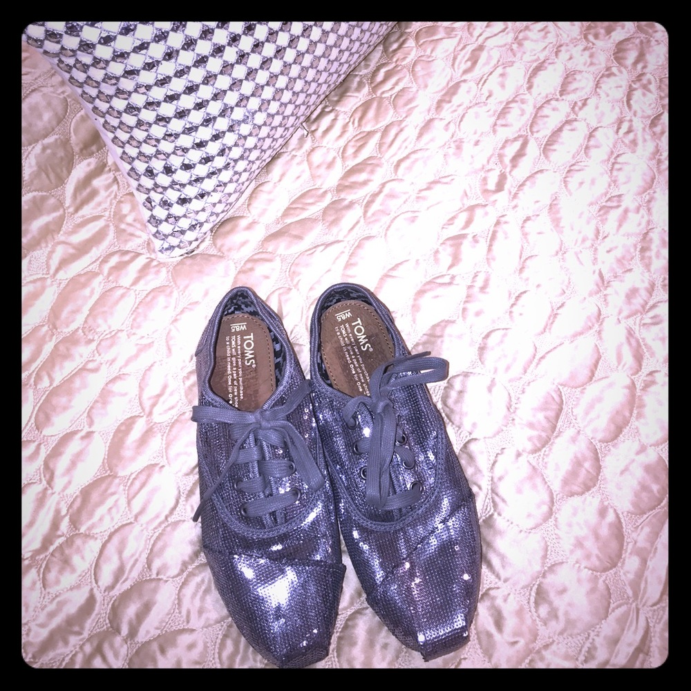 Shiny silver toms never worn