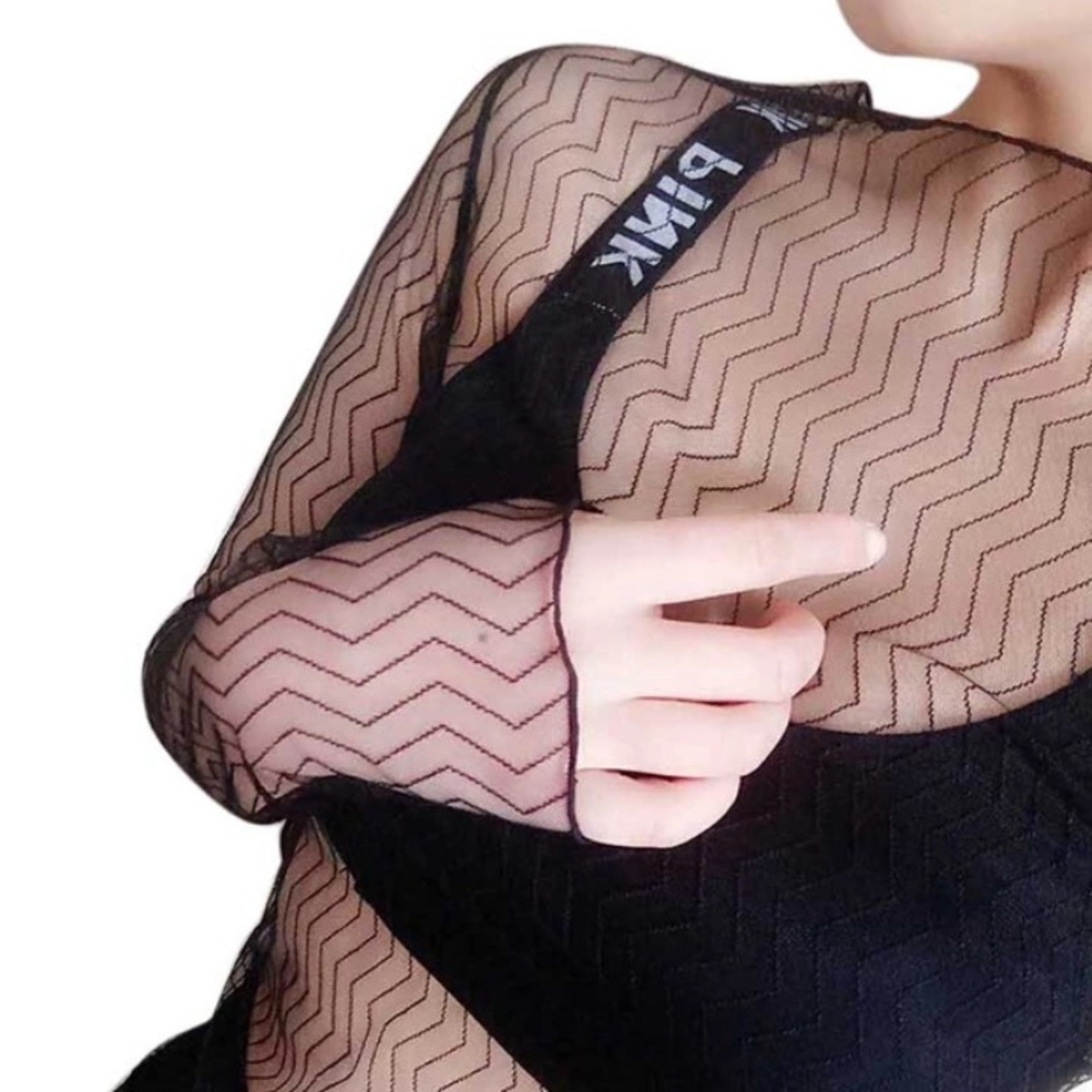 Zig zag black mesh under or over top