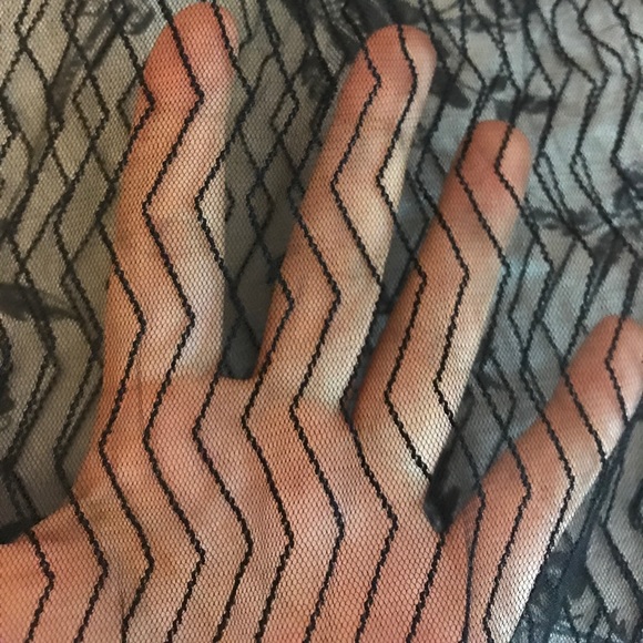 Zig zag black mesh under or over top - Picture 2 of 4