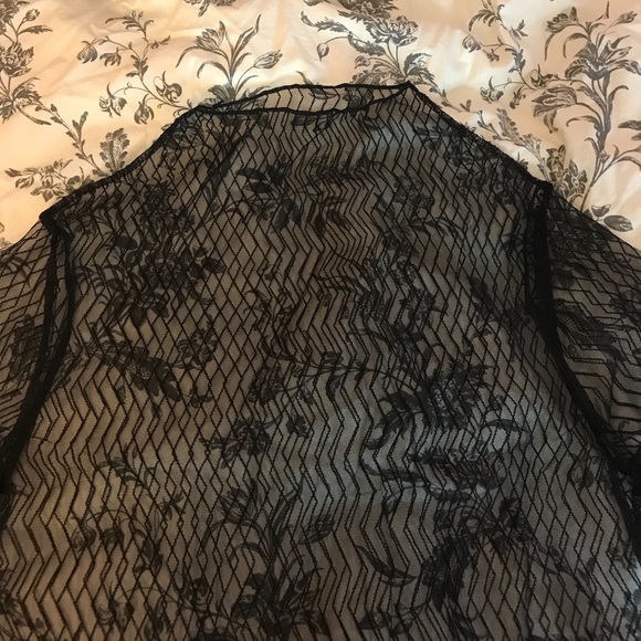 Zig zag black mesh under or over top - Picture 3 of 4