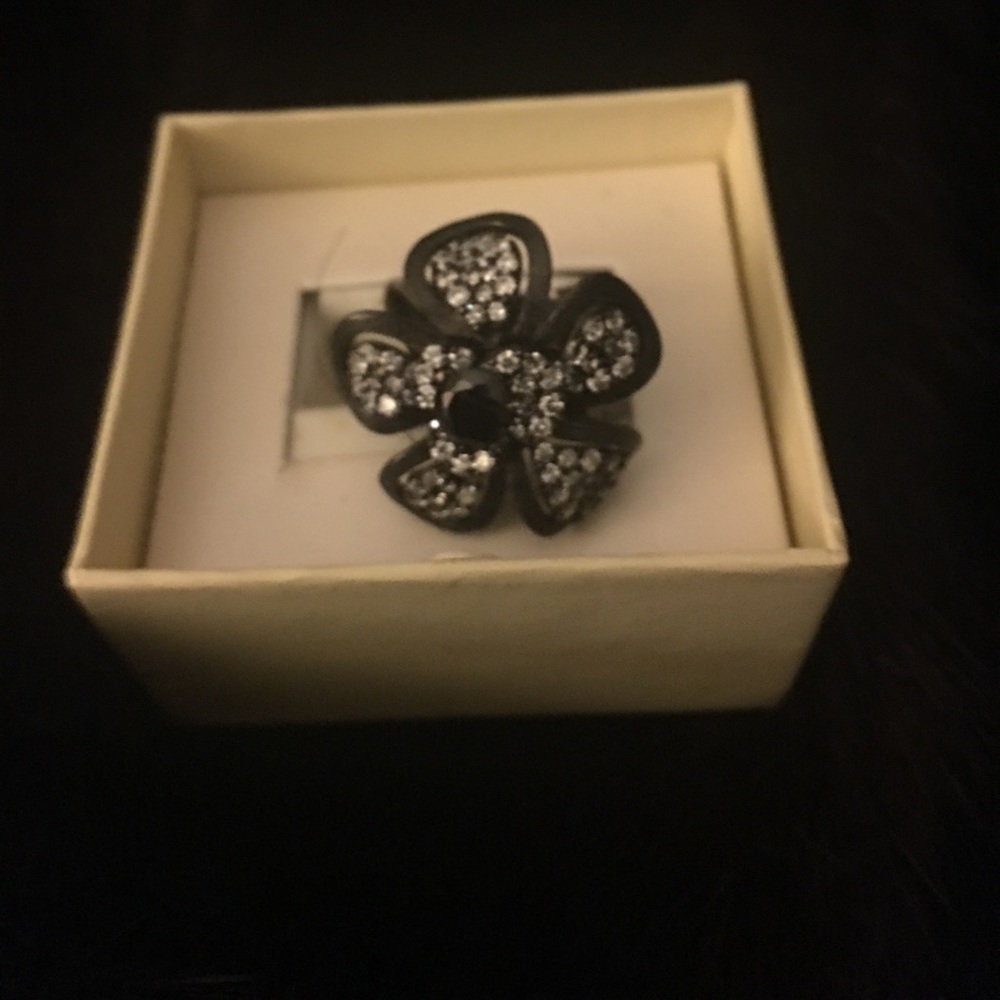 NWOT 🦋Black diamond flower ring🌺