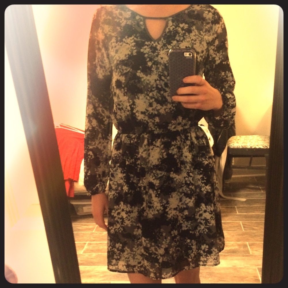 Fun and flirty long sleeve black/white dress.